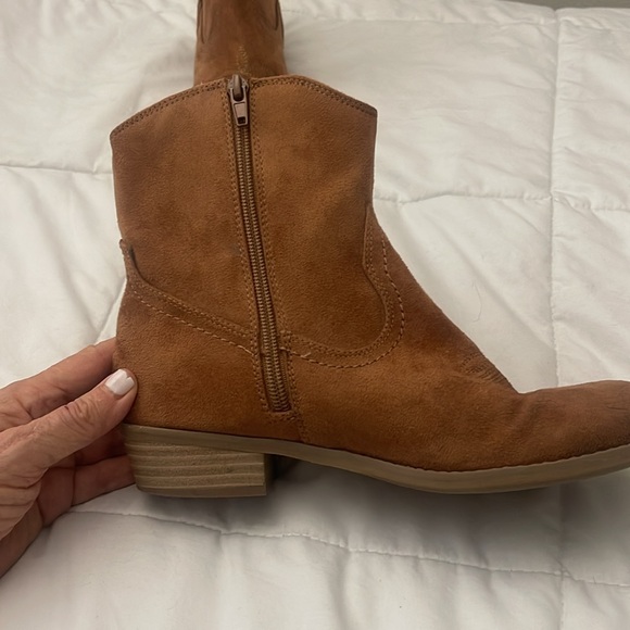 Big girls western boot for school, dresses, jeans. Suede, worn once - Picture 2 of 5